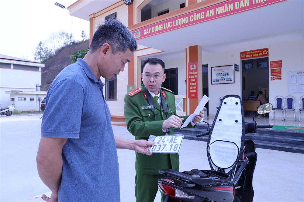 Công an xã Thái Niên đăng ký xe mô tô ngay tại cơ sở.