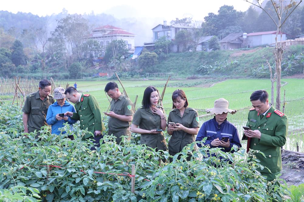 Tuyên truyền sử dụng phần mềm VNEID cho từng người dân trên địa bàn xã Thái Niên, huyện Bảo Thắng.