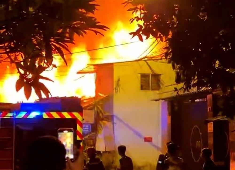Ngọn lửa bốc cháy dữ dội.