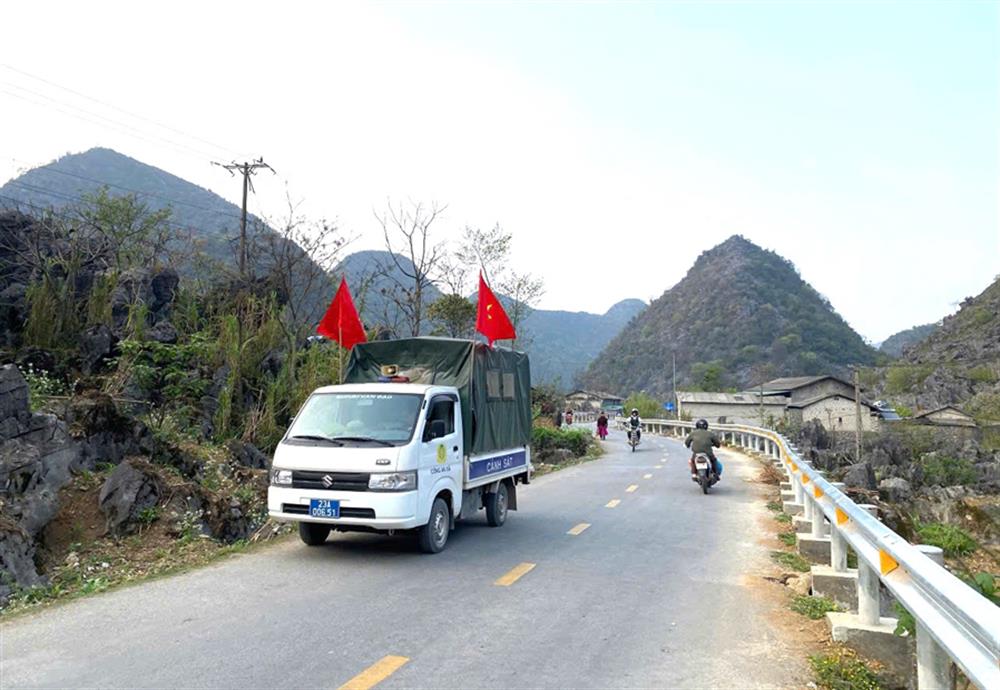 Công an xã Sà Phìn tổ chức tuyên truyền lưu động tại các tuyến đường liên thôn bằng phương tiện ô tô, xe máy của Công an xã.