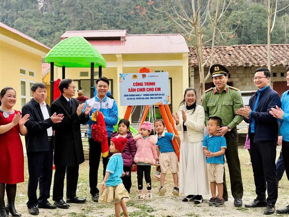 Trao tặng “Sân chơi cho em”.