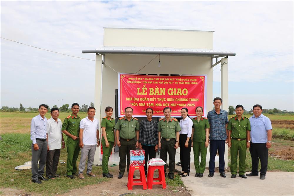 Các đại biểu cùng gia đình được nhận nhà tại Lễ bàn giao nhà.