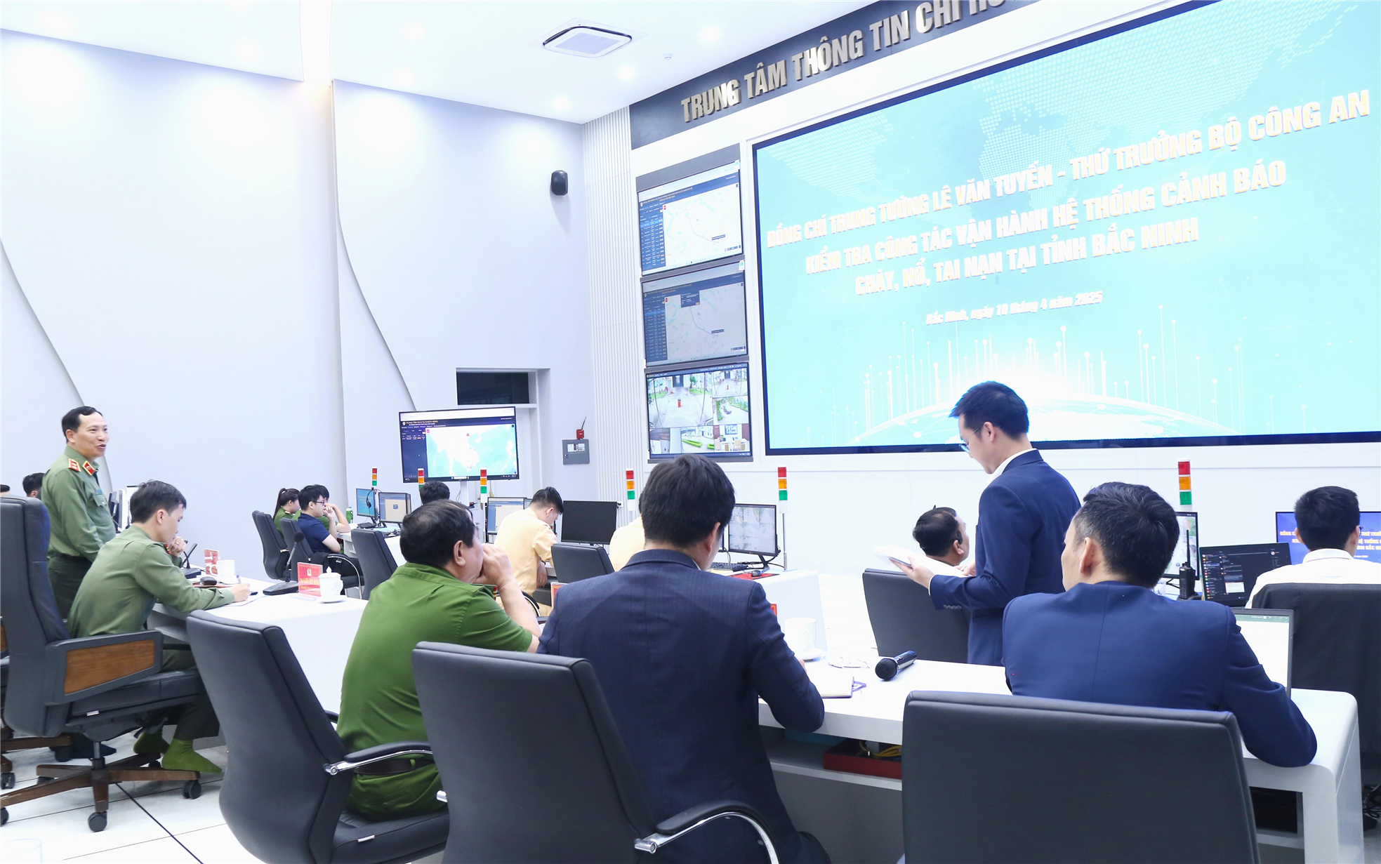 Toàn cảnh buổi làm việc.