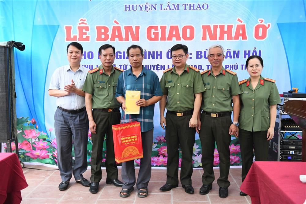Đại tá Lâm Văn Vinh, Phó Giám đốc Công an tỉnh; đại diện lãnh đạo Ngân hàng Thương mại cổ phần ngoại thương Việt Nam – Chi nhánh Vĩnh Phúc trao nhà tình nghĩa tặng gia đình anh Bùi Hữu Hậu và Bùi Văn Hải.