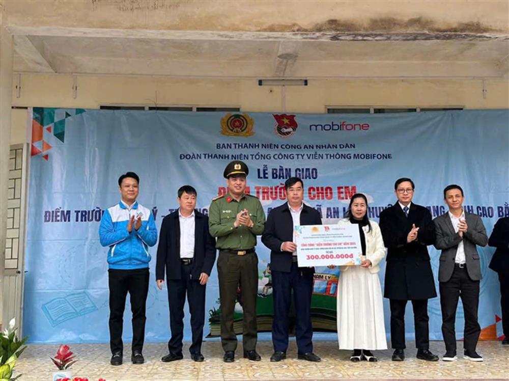 Ban Thanh niên Công an nhân dân và lãnh đạo Tổng Công ty trao kinh phí từ chương trình “Điểm trường cho em”.