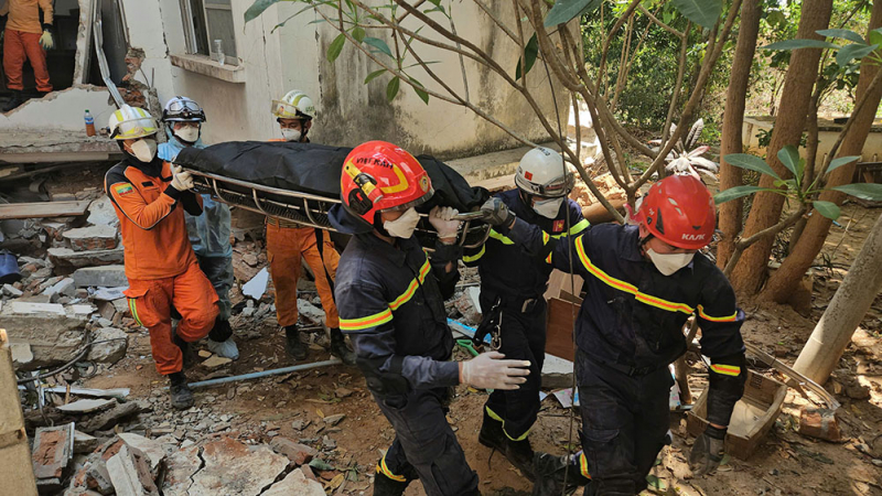 Đưa thi thể nạn nhân 14 tuổi ra ngoài bàn giao cho gia đình.