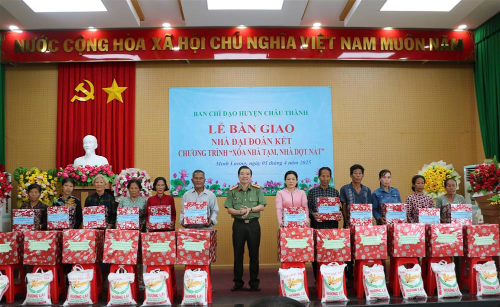 Đại tá Lê Văn Quý, Phó Giám đốc Công an tỉnh trao quà tặng 12 hộ nghèo.