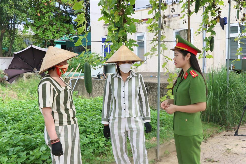 Cán bộ quản giáo động viên phạm nhân cải tạo tốt. 