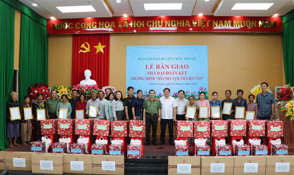 Bàn giao nhà và tặng quà 12 hộ nghèo thị trấn Minh Lương.
