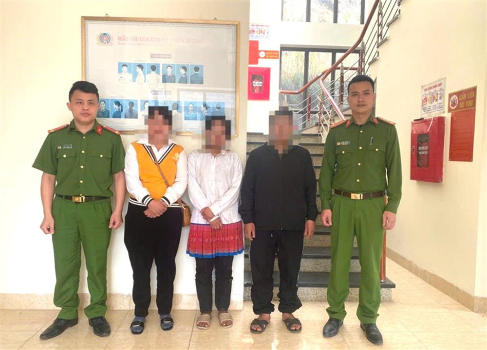 Công an xã Hồng Ngài ngăn chặn thành công cháu T.T.K (mặc váy đỏ) bỏ nhà đi theo người lạ.