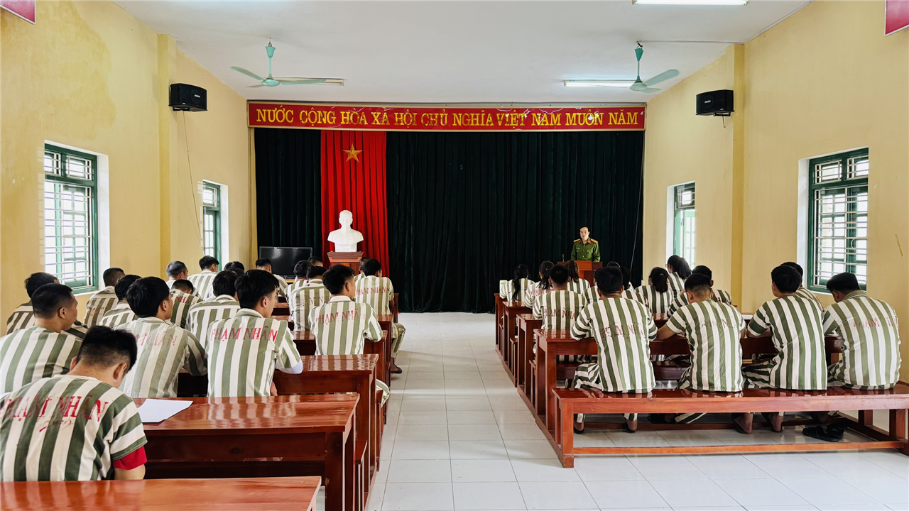 Lớp học tuyên truyền pháp luật cho các phạm nhân.