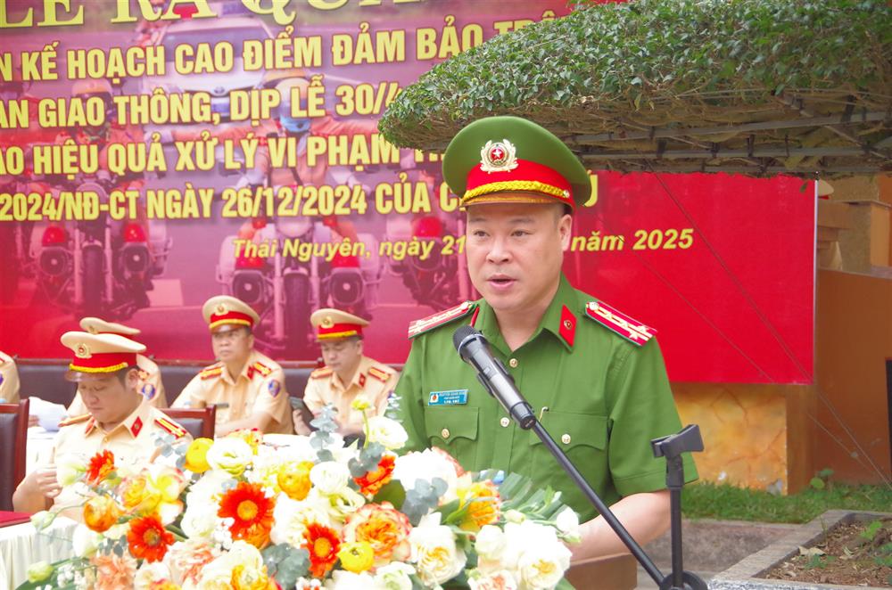 Đại tá Nguyễn Xuân Hùng, Phó Giám đốc Công an tỉnh phát biểu tại buổi Lễ.