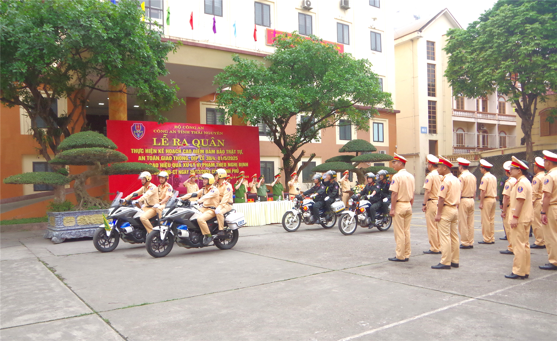 Các lực lượng diễu hành sau Lễ ra quân.