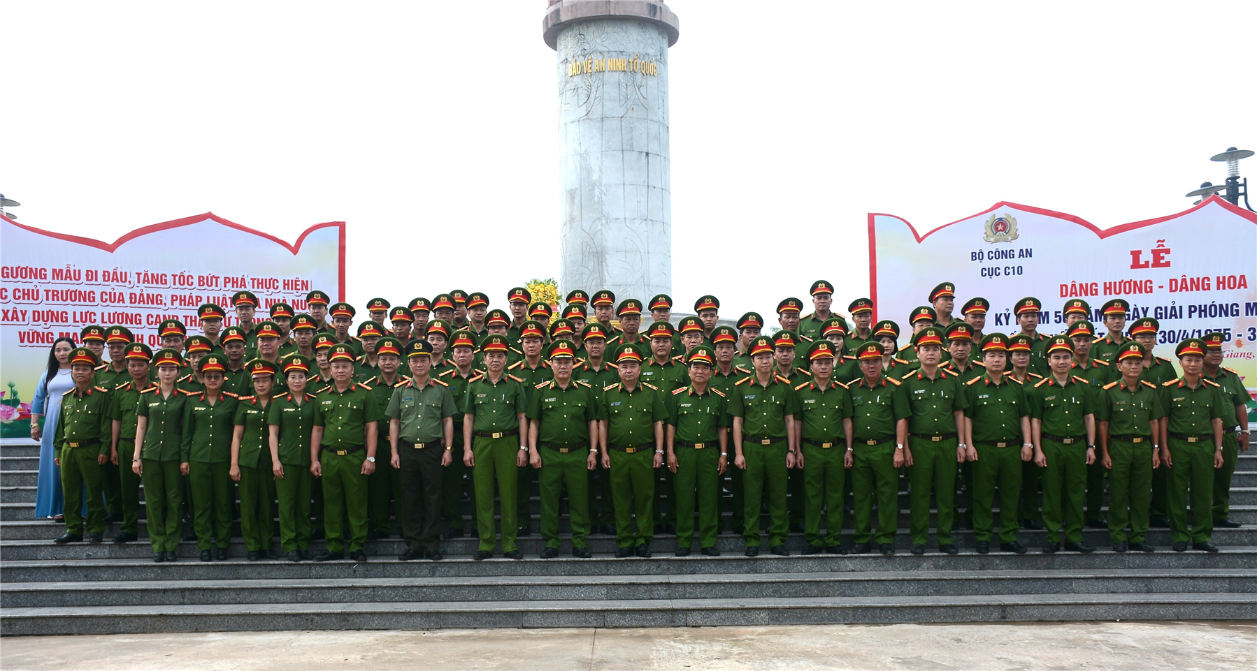 Đoàn công tác tại Lễ dâng hương, dâng hoa tại Khu di tích lịch sử quốc gia Ban An ninh khu IX.