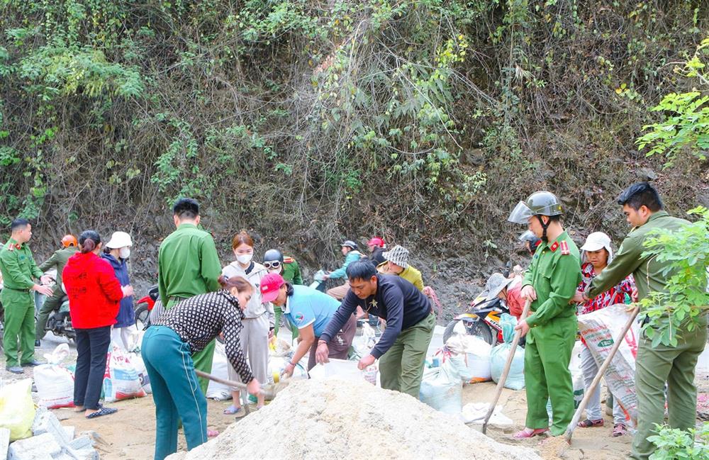 Lực lượng Công an xã Lượng Minh cùng người dân hỗ trợ các hộ gia đình xây dựng nhà ở mới.