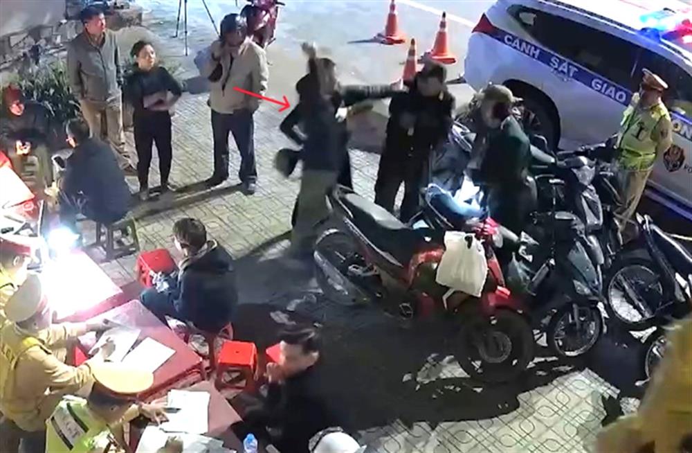 Nguyễn Đăng Khoa dùng dao tấn công cán bộ Cảnh sát cơ động.