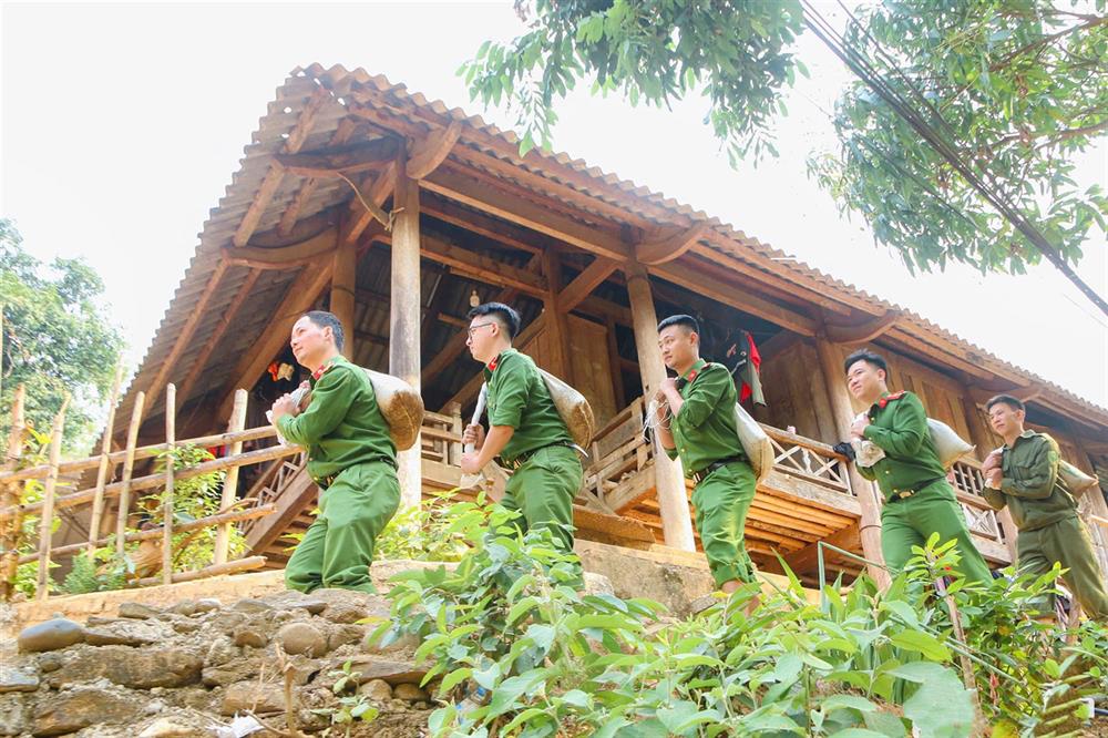 1. Công an xã Lượng Minh giúp đỡ gia đình ông Vi Văn Hiệp, ở bản Lạ vận chuyển vật liệu đến địa điểm để xây nhà mới.