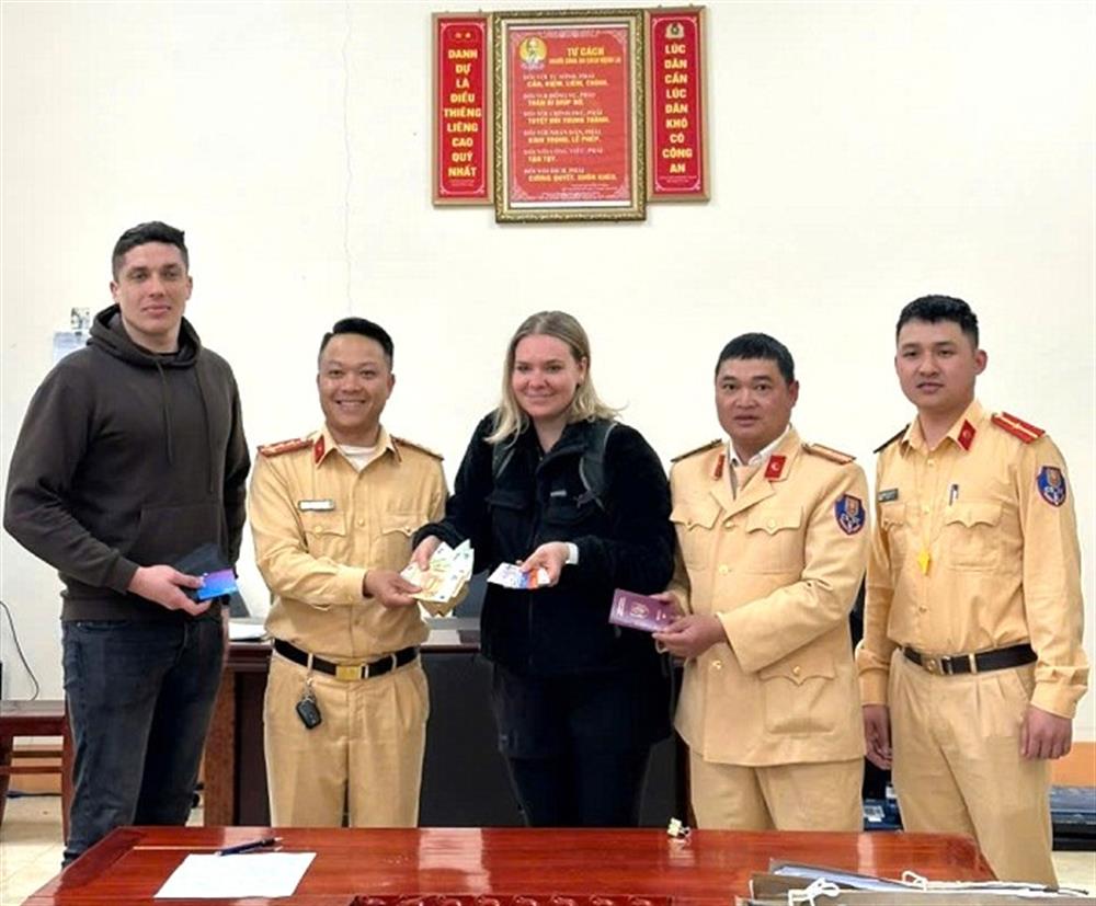 Tổ công tác trao trả tài sản bị rơi cho chị Zukiene. 