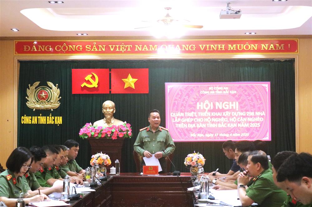 Đại tá Hà Văn Tuyên, Giám đốc Công an tỉnh phát biểu tại cuộc họp.