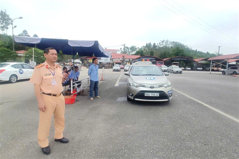 Lãnh đạo Phòng Cảnh sát giao thông Công an tỉnh, kiểm sát viên trực tiếp sát hạch lái xe