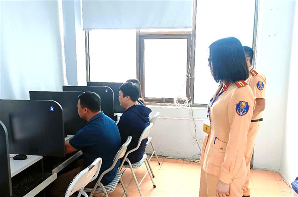 Những học viên đầu tiên tham gia phần thi mô phỏng.