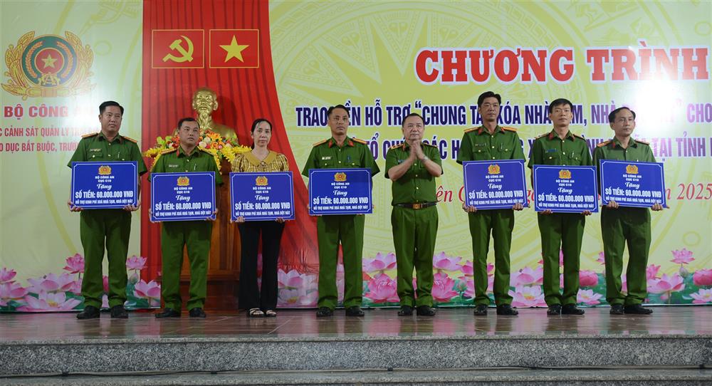 Trung tướng Trần Văn Thiện trao kinh phí hỗ trợ “xóa nhà tạm, nhà dột nát” tặng cán bộ, chiến sỹ Cụm 12 có khó khăn về nhà ở.