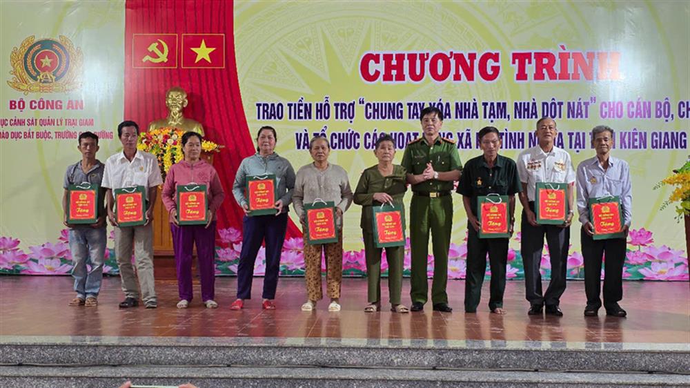 Đại tá Nguyễn Văn Tuấn, Phó Cục trưởng trao quà tặng gia đình chính sách trên địa bàn huyện An Biên và U Minh Thượng.
