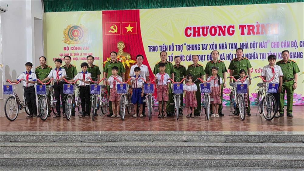 Trao xe đạp tặng học sinh có hoàn cảnh khó khăn vượt khó học tốt.
