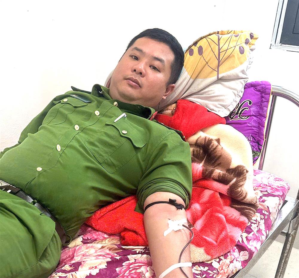 Đại úy Nông Quốc Dương kịp thời hiến máu cứu người.