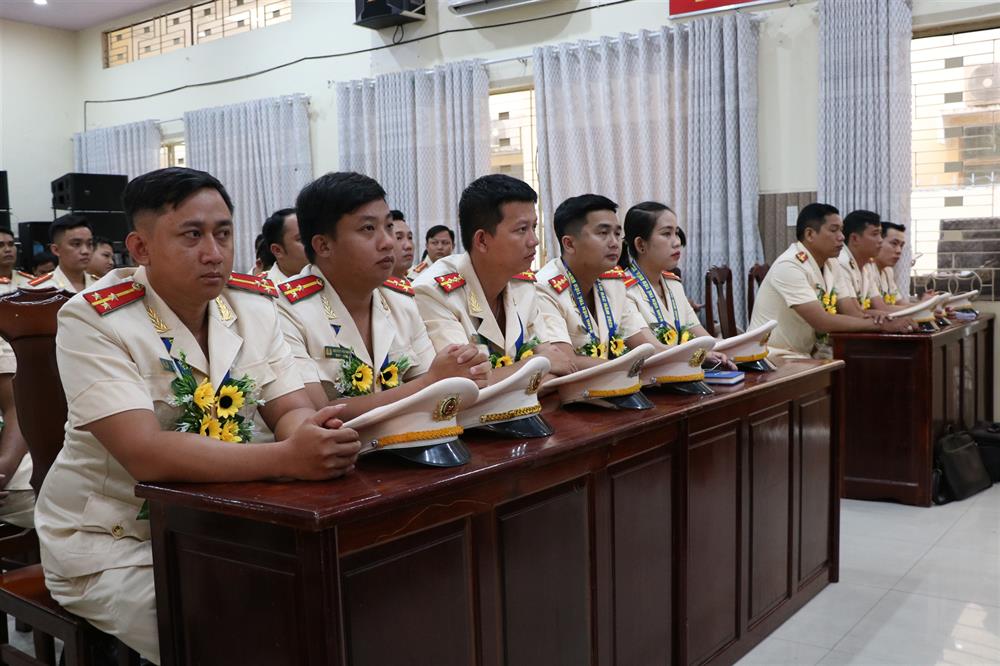 Các đảng viên trẻ tiêu biểu, đoàn viên tiên tiến làm theo lời Bác năm 2025 tham dự buổi Lễ.ễ