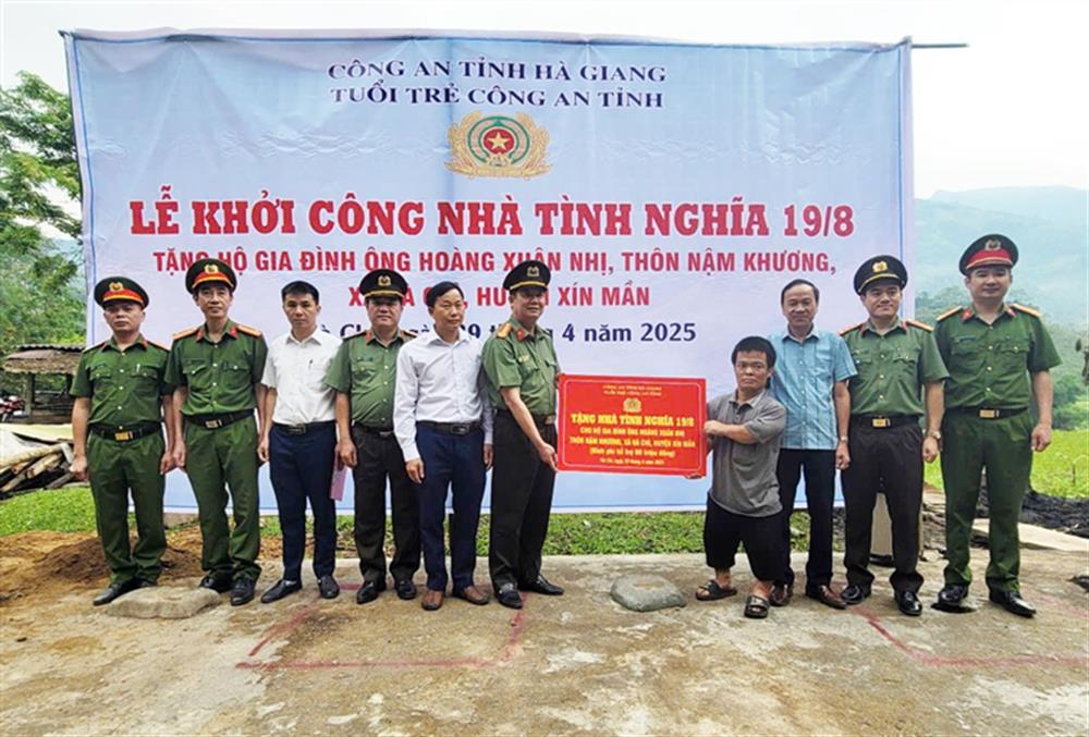 Đại tá Hoàng Văn Mạnh, Phó Giám đốc Công an tỉnh trao kinh phí hỗ trợ xây dựng nhà tặng gia đình ông Hoàng Xuân Nhị.