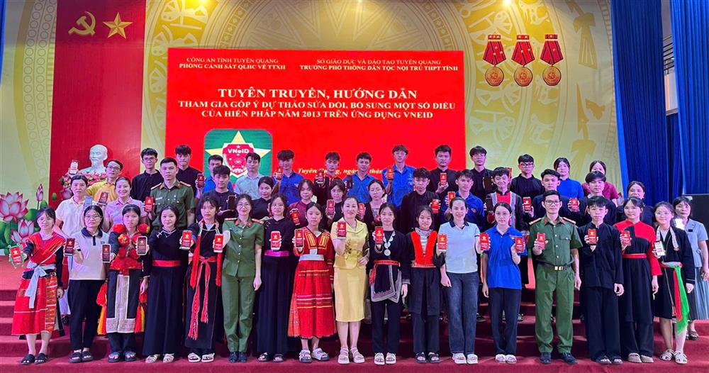 Tổ chức tuyên truyền, hướng dẫn các em học sinh sử dụng ứng dụng VNeID tham gia ý kiến vào dự thảo Hiến pháp.