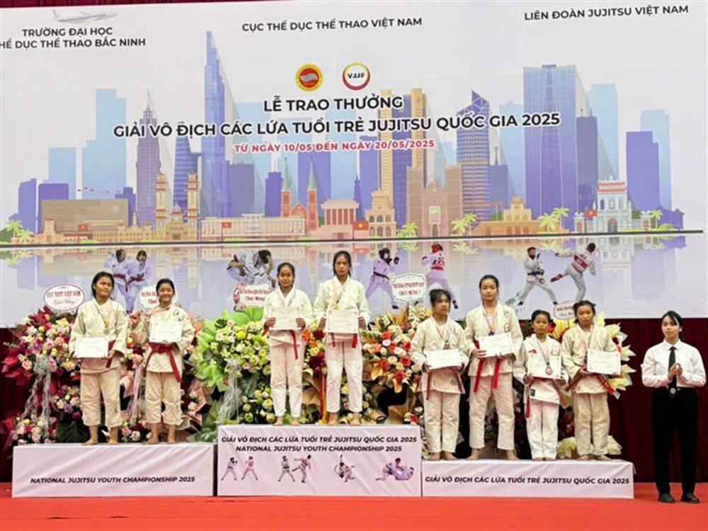 1. Cặp đôi Nguyễn Gia Linh, Phạm Thanh Trúc nhận huy chương vàng nội dung Duo Show U14.