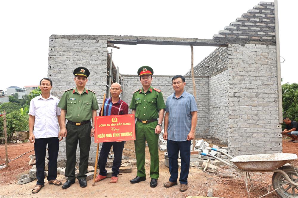 Đại tá Thân Văn Duy, Phó Giám đốc Công an tỉnh trao kinh phí hỗ trợ cho gia đình anh Thân VănKỷ.