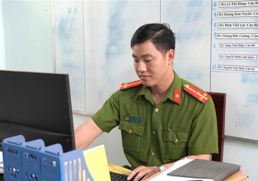 Thượng úy Đinh Viết Lợi làm việc tại đơn vị.