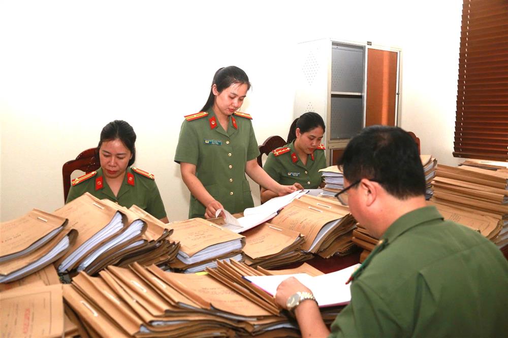 Tiếp nhận, kiểm tra, phân loại hồ sơ từ Công an cấp huyện.
