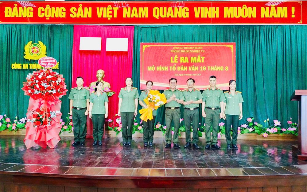 Phòng Hồ sơ nghiệp vụ Công an thành phố Huế ra mắt mô hình “Tổ dân vận 19/8”.