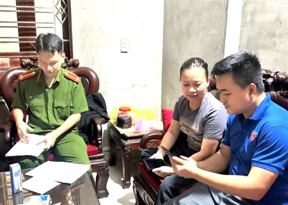 Cán bộ Công an phường Phong Khê, thành phố Bắc Ninh hướng dẫn người dân khu góp ý vào Dự thảo sửa đổi, bổ sung Hiến pháp năm 2013 qua ứng dụng nền tảng số VNeID.