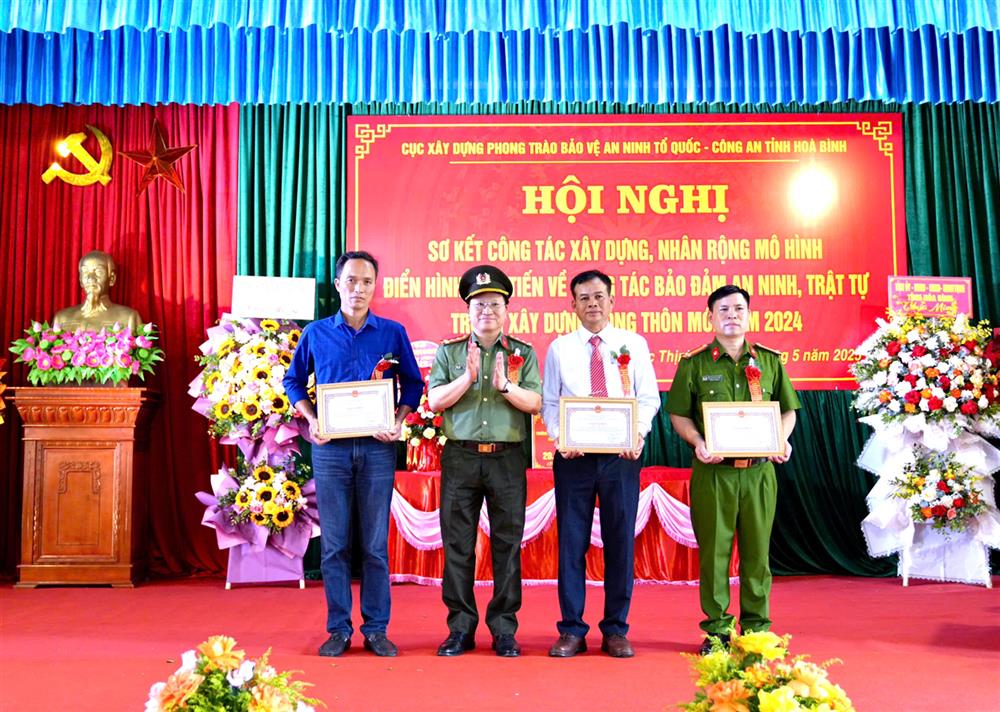 Đại tá Nguyễn Thanh Bình, Phó Cục trưởng Cục Xây dựng phong trào bảo vệ ANTQ trao Giấy khen của Cục Xây dựng phong trảo bảo vệ ANTQ tặng các tập thể, cá nhân có thành tích xuất sắc.