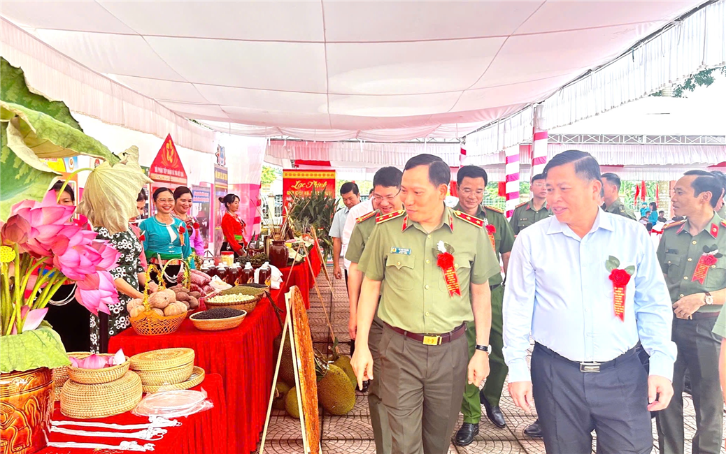 Thứ trưởng Lê Văn Tuyến và đồng chí Đinh Công Sứ, Phó Chủ tịch Ủy ban nhân dân tỉnh Hòa Bình thăm quan gian hàng sản phẩm OCOP của nhân dân địa phương.