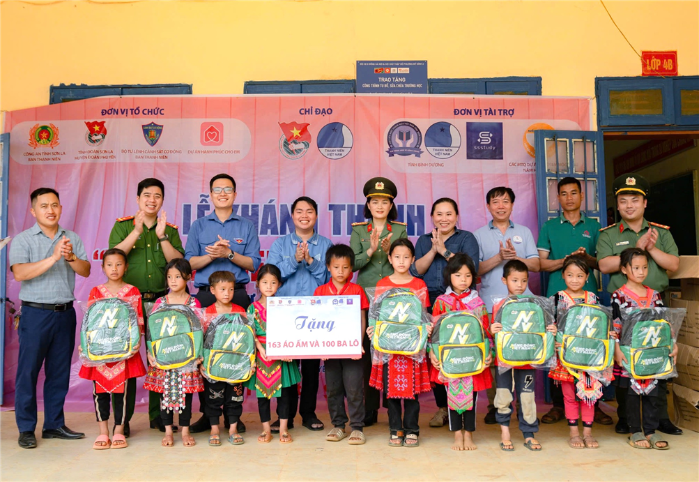Công an tỉnh Sơn La trao quà tặng nhân dân xã Quang Huy và các em học sinh.