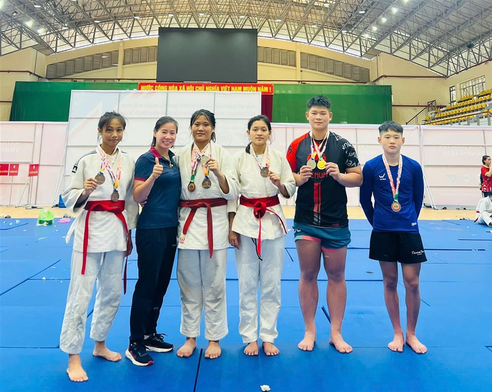Các vận động viên thi đấu nội dung Newaza Gi và Nogi lứa tuổi U18.
