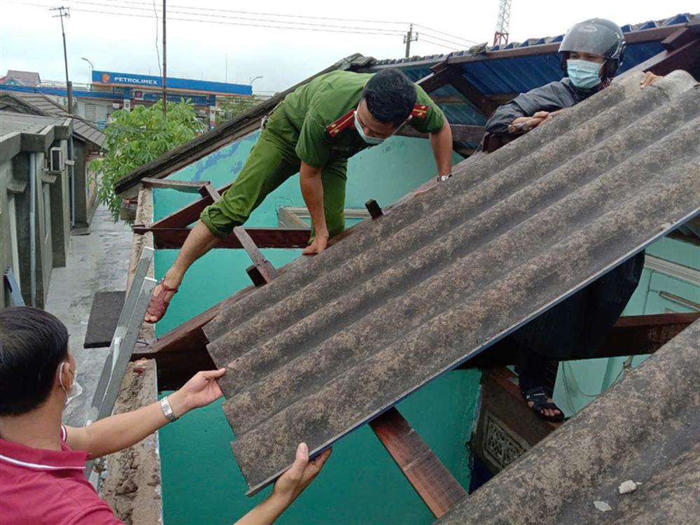 Công an xã Điền Hải, huyện Phong Điền tận tụy giúp dân sữa chữa nhà sau bão.