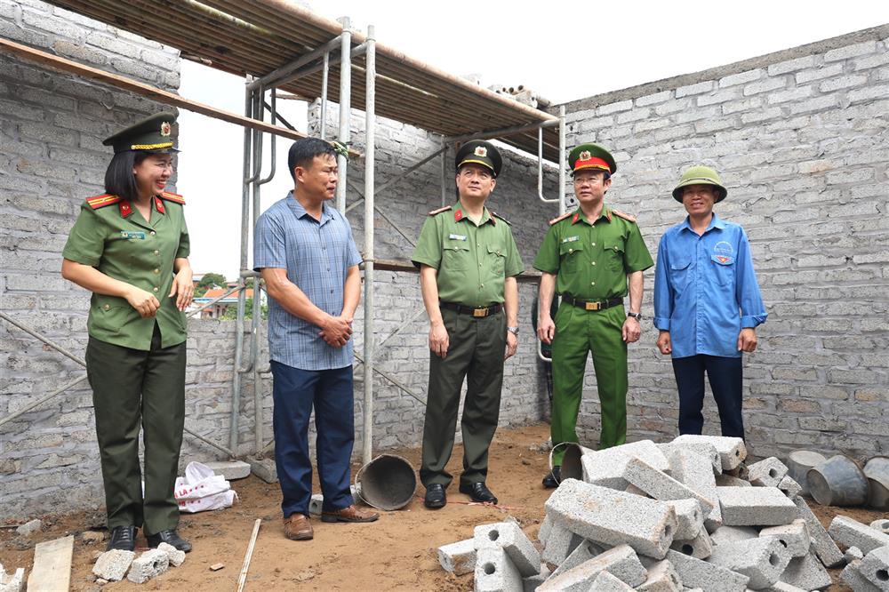 Đoàn công tác kiểm tra tiến độ thi công ngôi nhà.