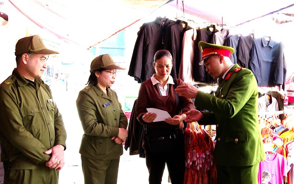 Công an xã Tân Thanh và lực lượng an ninh trật tự ở cơ sở phát tờ rơi, tuyên truyền pháp luật tại khu vực Cửa khẩu Tân Thanh.
