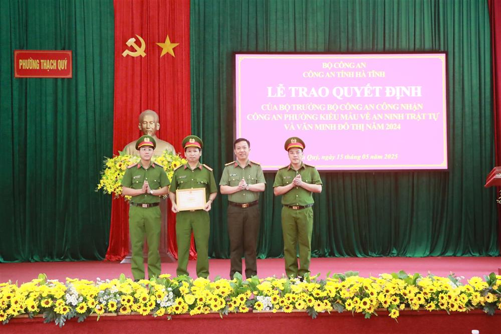 Thừa ủy quyền, Đại tá Nguyễn Trung Kiên, Phó Giám đốc Công an tỉnh trao Quyết định công nhận Công an phường Thạch Quý đạt kiểu mẫu về ANTT và văn minh đô thị năm 2024.