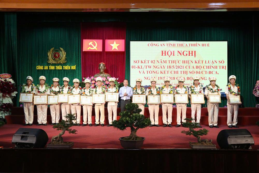 Các tập thể, cá nhân được tôn vinh tại Hội nghị sơ kết 02 năm thực hiện Kết luận 01-KL/TW ngày 18/5/2021 của Bộ Chính trị và tổng kết Chỉ thị số 04/CT-BCA, ngày 19/5/2018 của Bộ Công an.