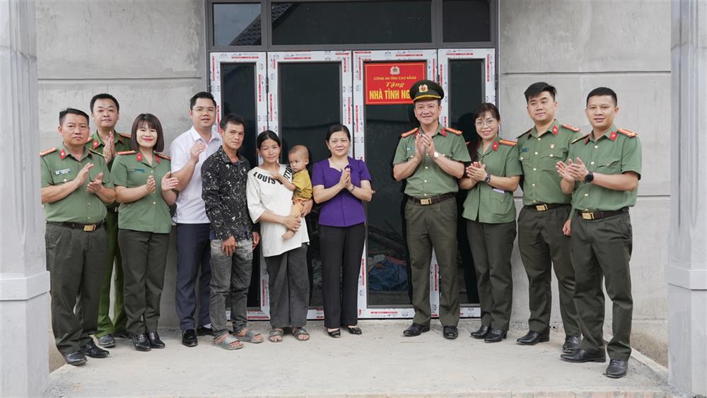 Ban Thanh niên, Ban Phụ nữ Công an tỉnh tặng quà các hộ gia đình.