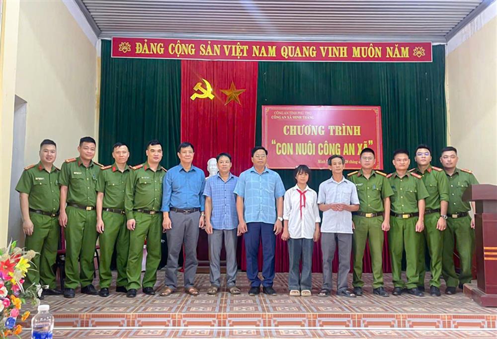 Công an xã Minh Thắng, chính quyền địa phương và cháu Đỗ Khánh Hảo dự Chương trình “Con nuôi Công an xã”.