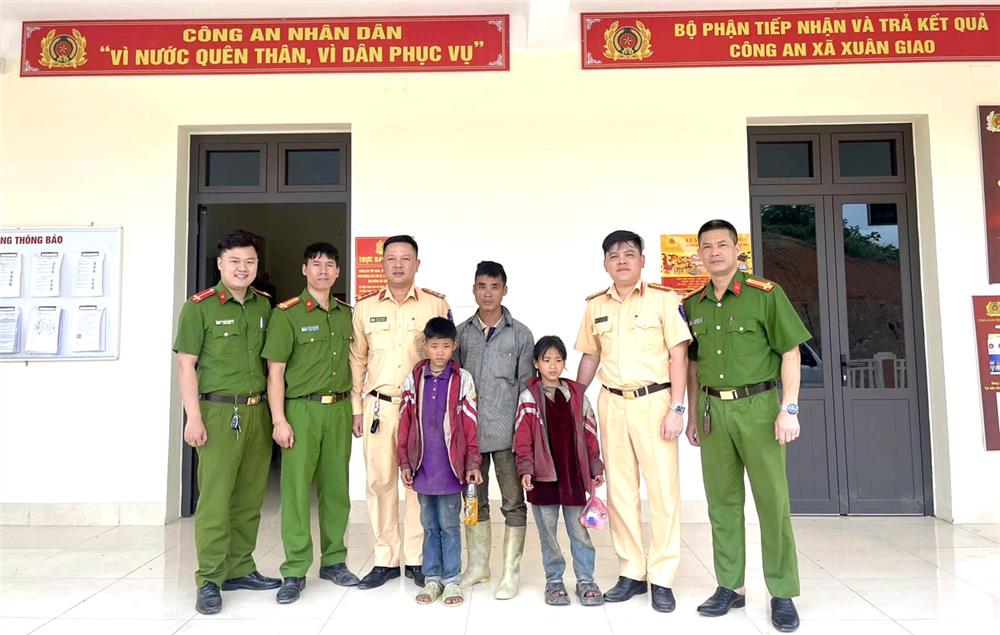Lực lượng Công an đưa 02 cháu nhỏ trở về với gia đình an toàn.